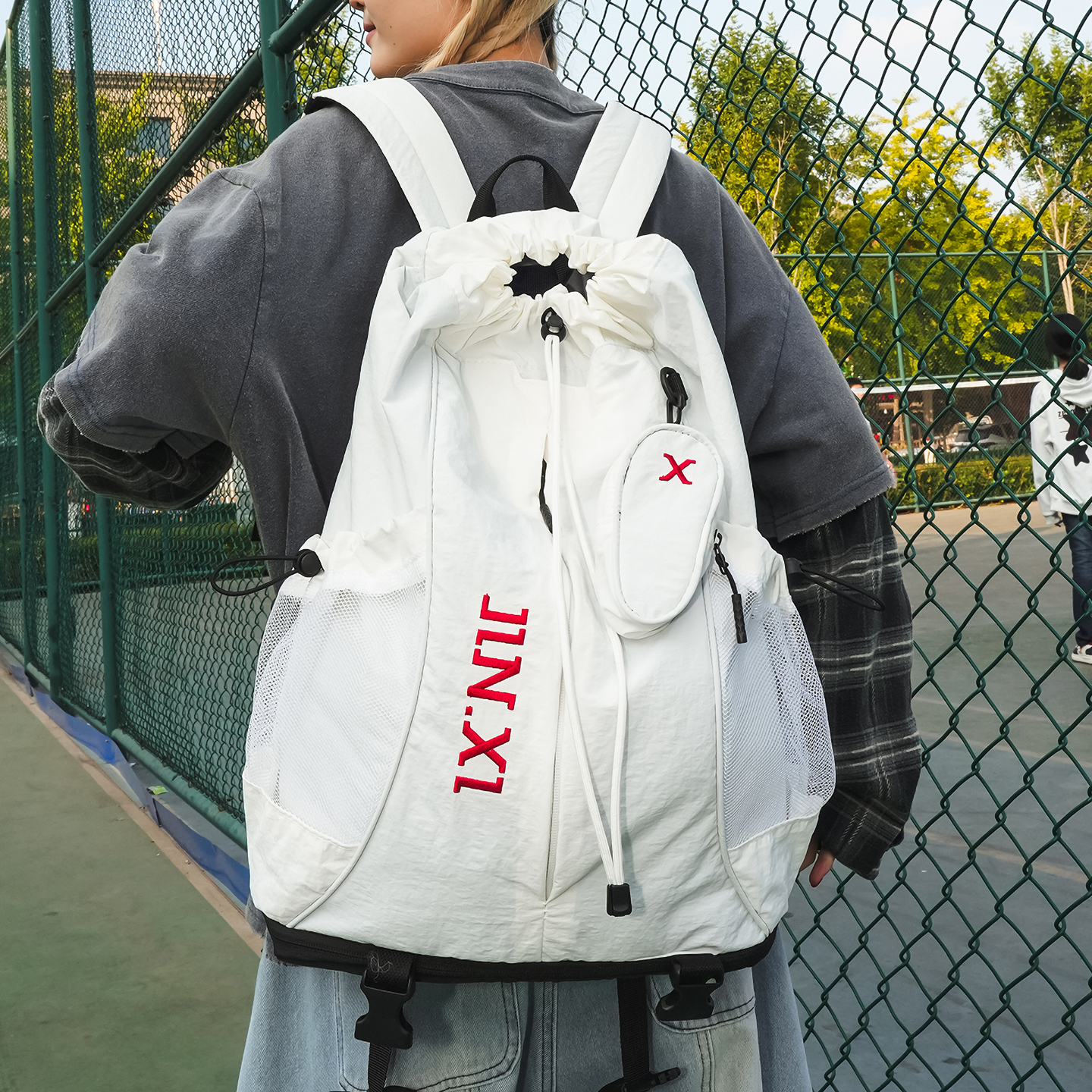 户外女款大容量轻便防水双肩包