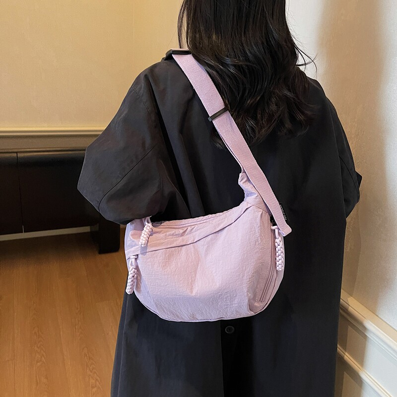 2025新款斜挎饺子包女士大容量单肩包运动百搭通勤背包休闲轻便包