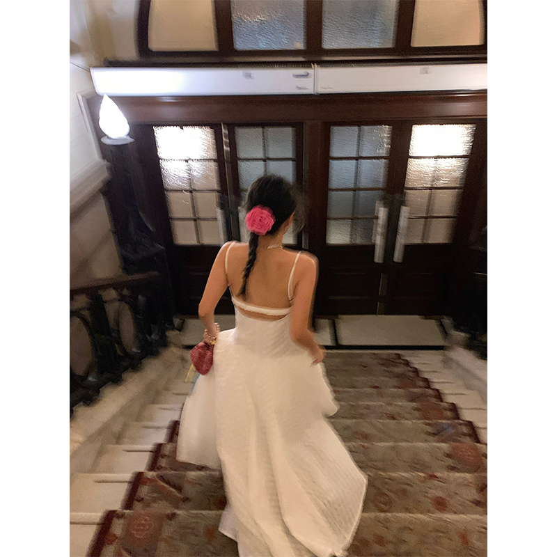 落落狷介法式收腰吊带连衣裙女