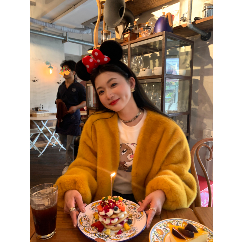 落落狷介黄色环保皮草女