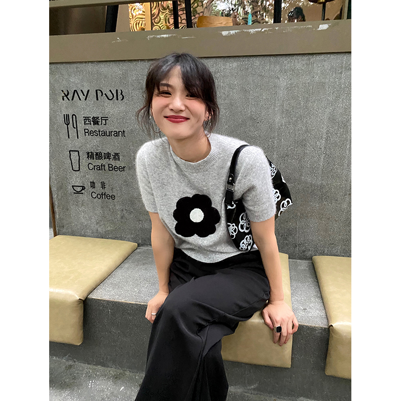 落落狷介 灰色毛衣女设计感小众2024年新款花朵短袖毛线衣小个子