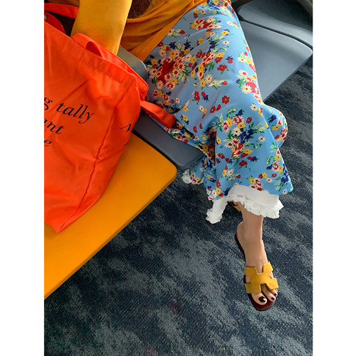 落落狷介蓝色碎花开衩半身裙女