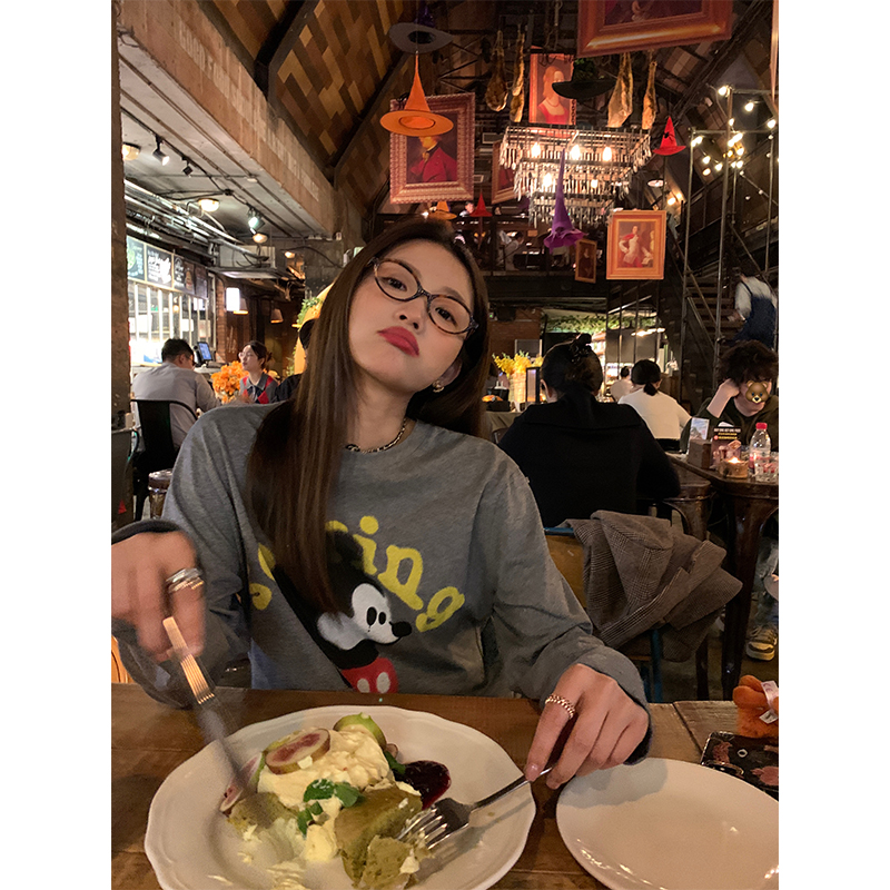 落落狷介长袖印花T恤女