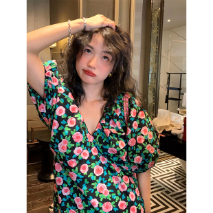 落落狷介 女设计感小众V领裙子宽松开叉长裙 碎花连衣裙2025新款