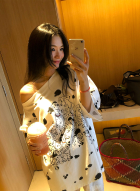落落狷介 上衣设计感小众女宽松斜领T恤2026新款小个子露肩白色