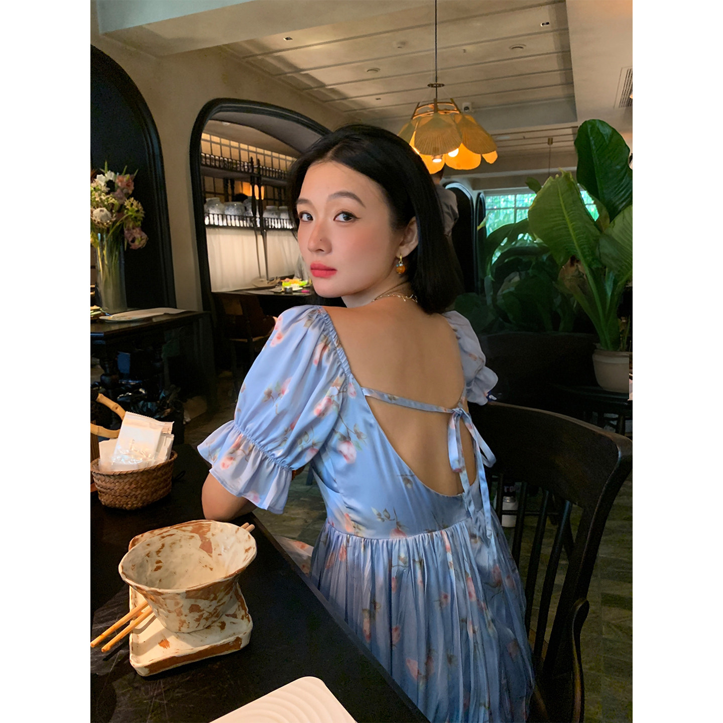 落落狷介连衣裙女2026新款夏蓝色碎花短袖漏背裙子小个子收腰中裙