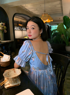 落落狷介连衣裙女2026新款夏蓝色碎花短袖漏背裙子小个子收腰中裙