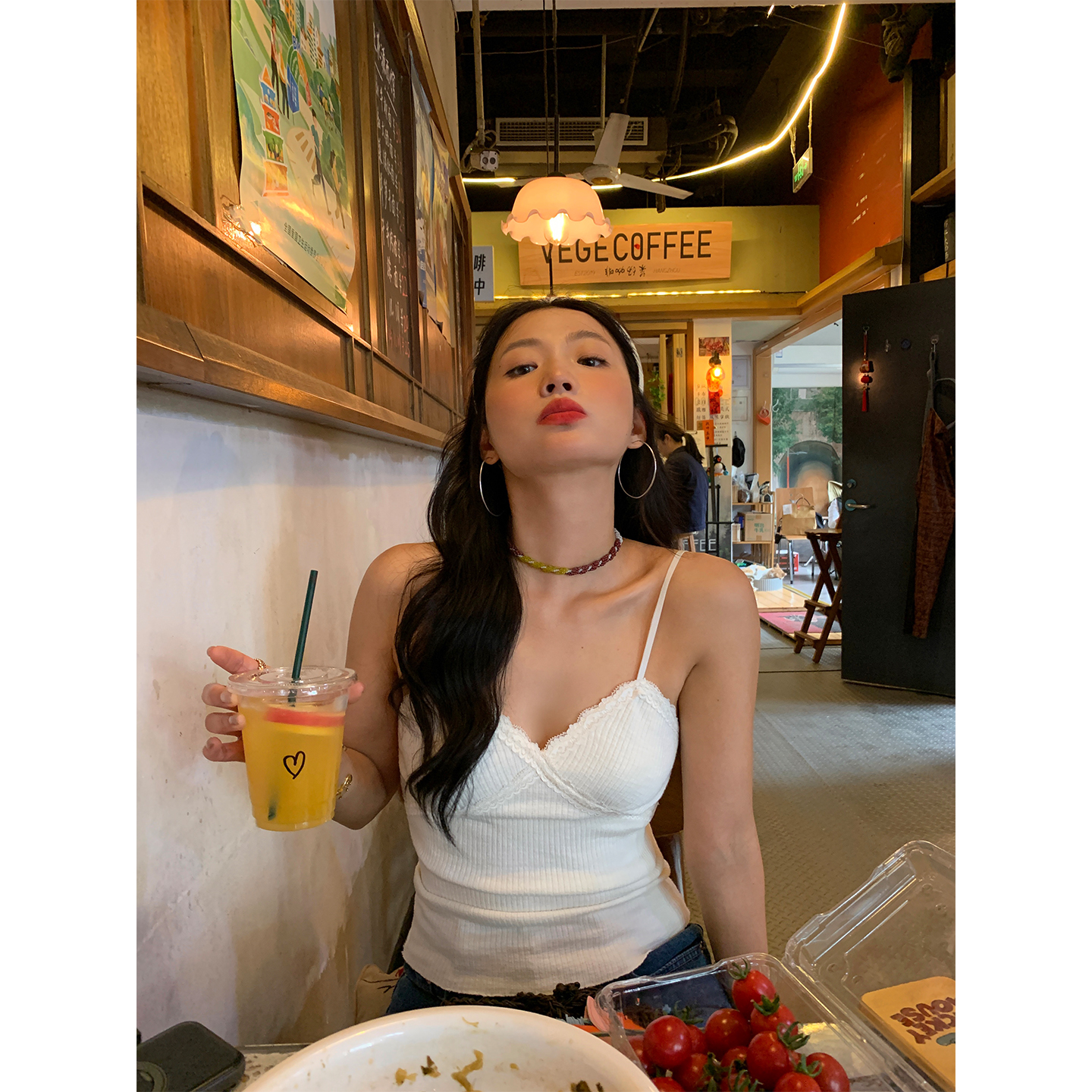 落落狷介蕾丝拼接吊带上衣女