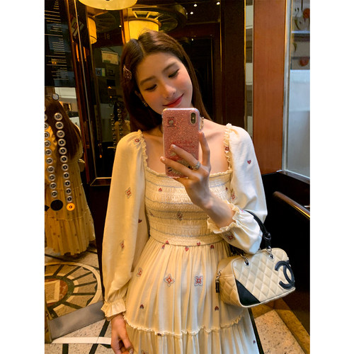 落落狷介刺绣长袖连衣裙女