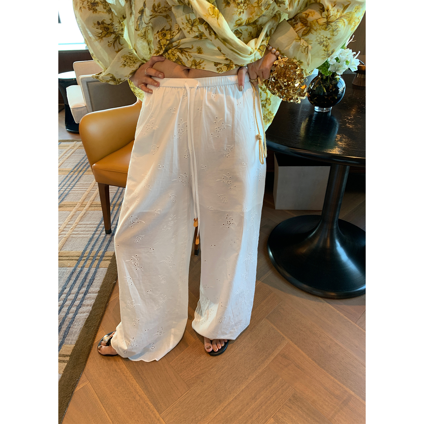 落落狷介松紧腰白色阔腿裤女