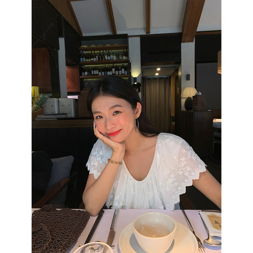 落落狷介白色V领蕾丝衫女