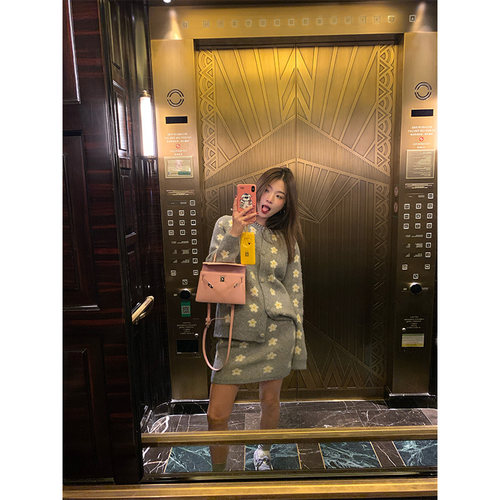 落落狷介灰色毛衣套装裙女