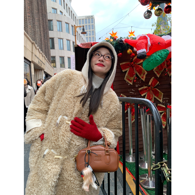 落落狷介拼接连帽皮草女