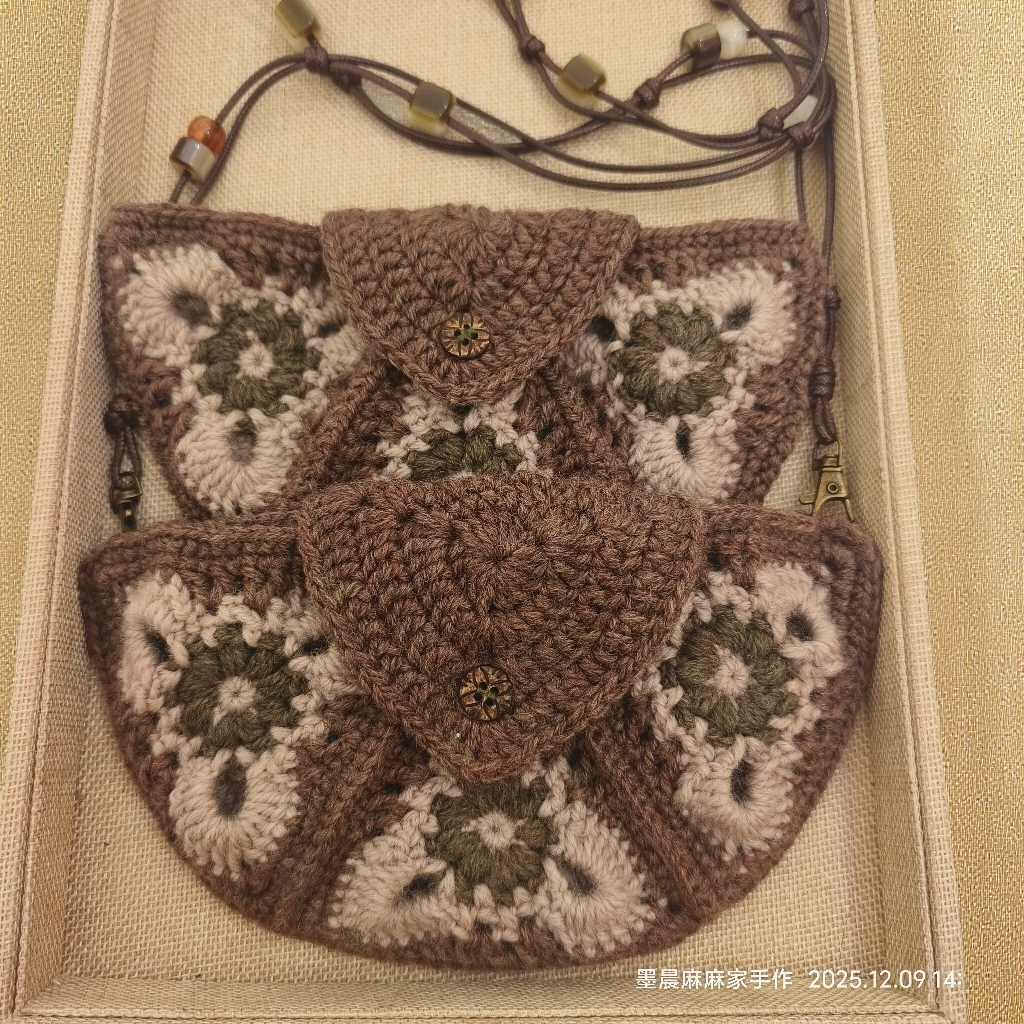 【成品】纯手工羊毛线钩织复古色美拉德色系牛角包斜挎包,服饰配件/皮带/帽子/围巾,DIY编织材料包,淘宝优惠券,粉丝福利购,淘宝优惠卷