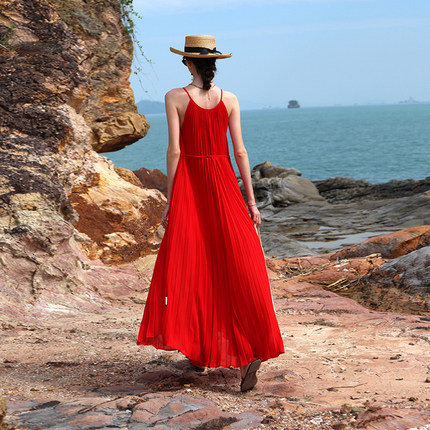 A字大摆宽松显瘦沙滩裙红色百褶吊带海边慵懒度假风连衣裙长裙