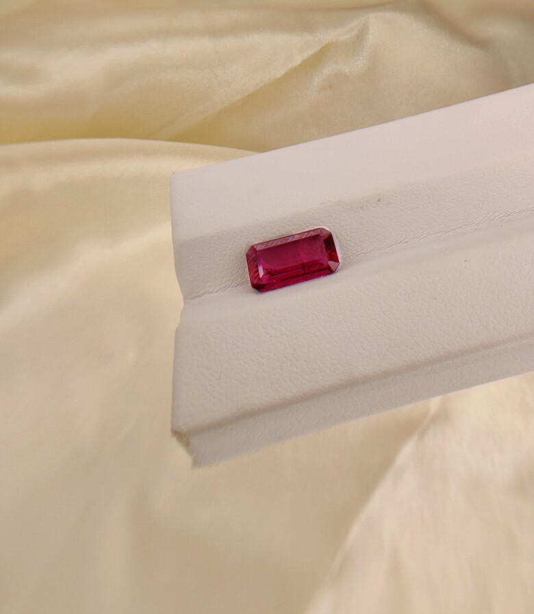 卢比来色碧玺台面大1.58ct微包体