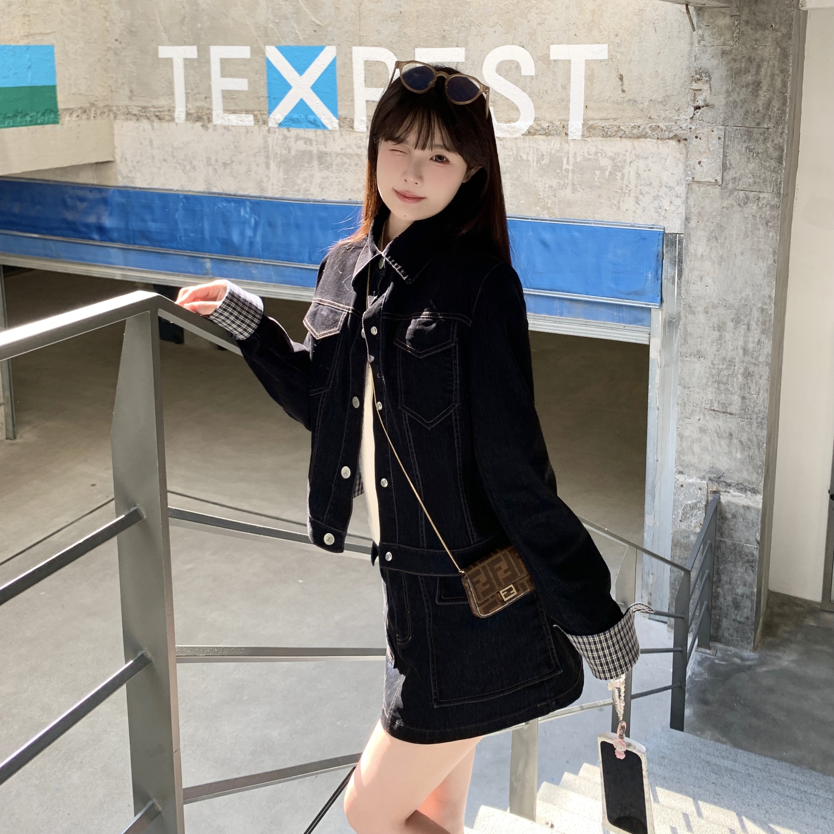 显白深蓝色植绒牛仔套装