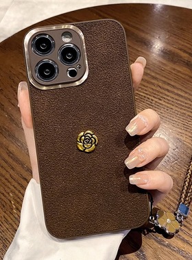 小香风金属山茶花适用苹果17promax手机壳iPhone16pro高档皮质15保护套14奢华13创意女11全包软壳防手汗17pro