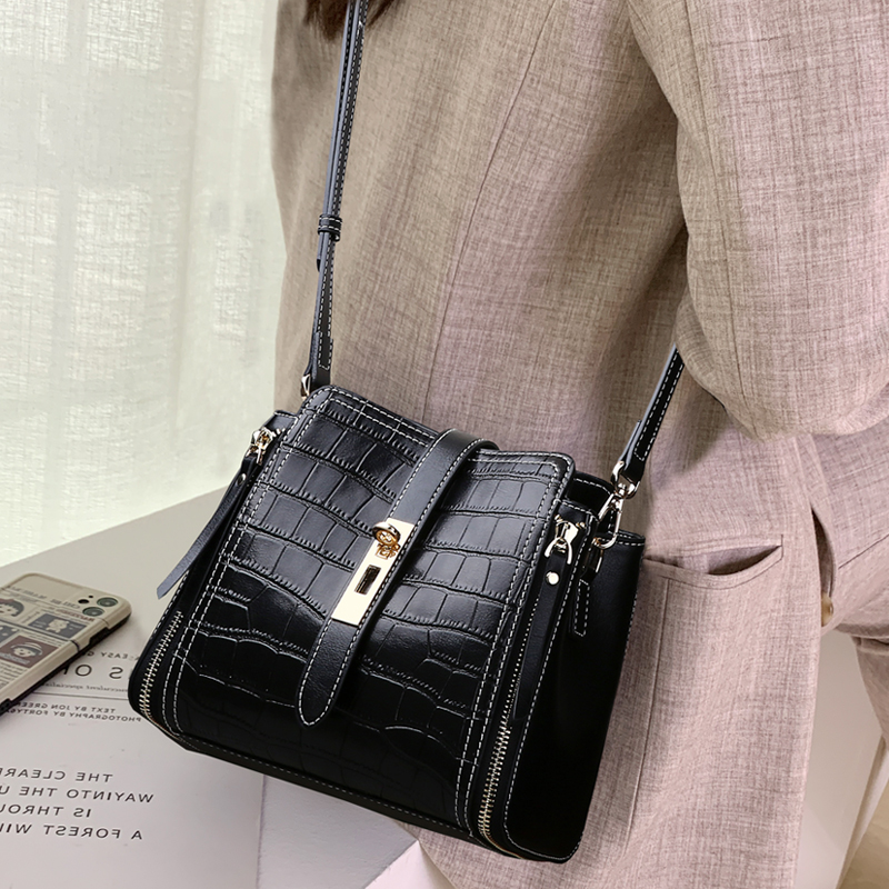 CCAMO时尚鳄鱼纹水桶包黑色质感