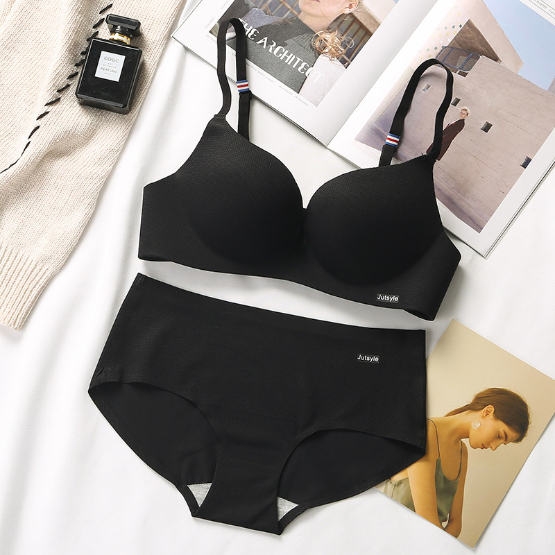 春秋韩版一片式无痕收副乳小胸聚拢胸罩内衣无钢圈文胸内裤套装女