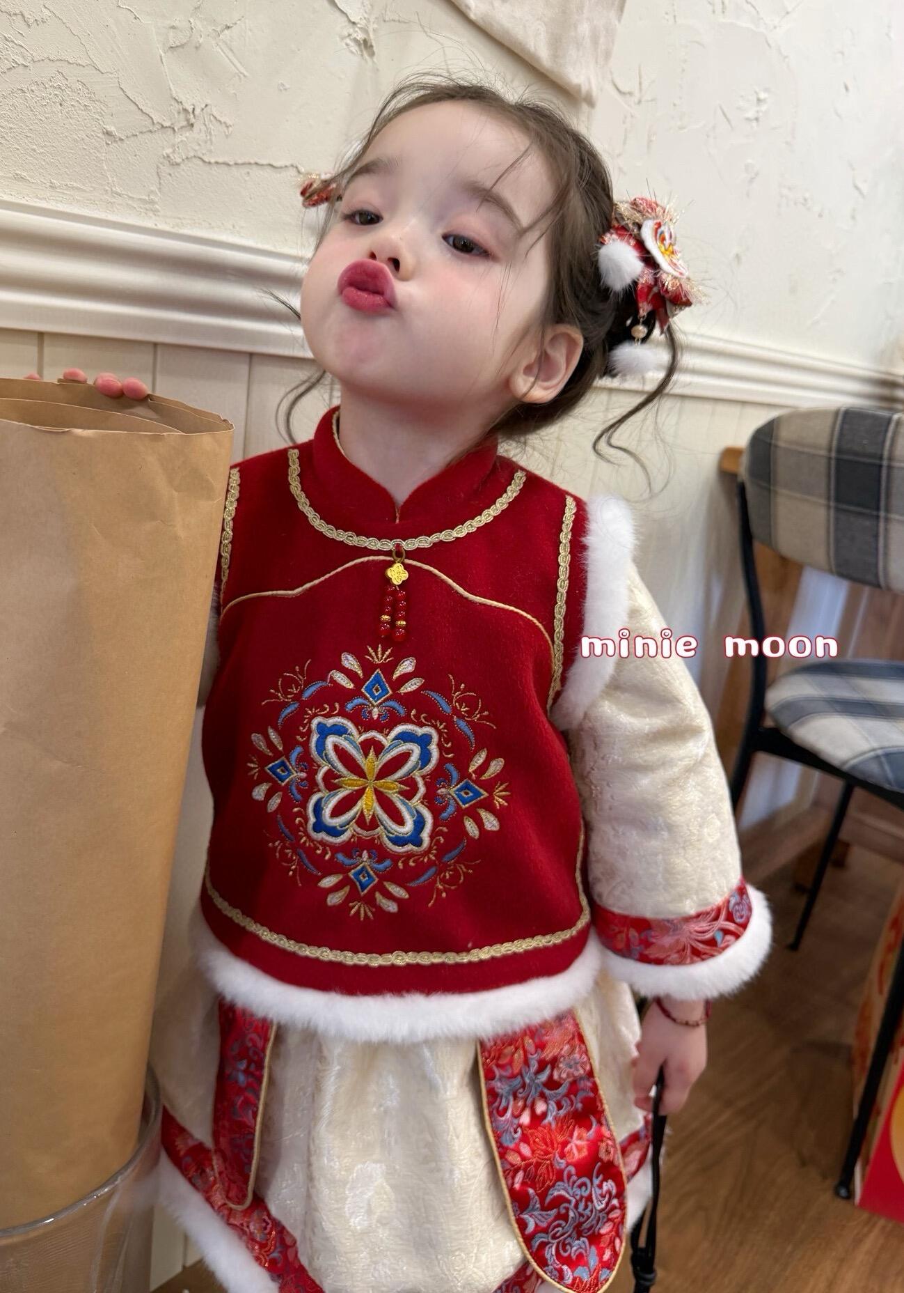 小月亮2025新款女童红色喜庆夹棉套装假两件上衣半裙两件套拜年服