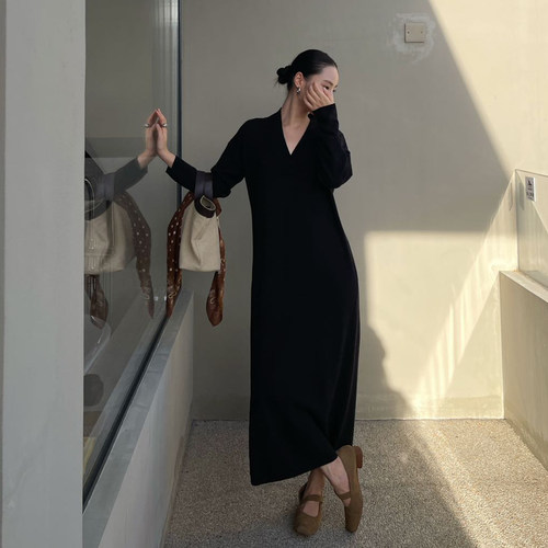 PURITYY慵懒风V领黑色针织连衣裙女直筒宽松显瘦毛衣裙气质休闲裙