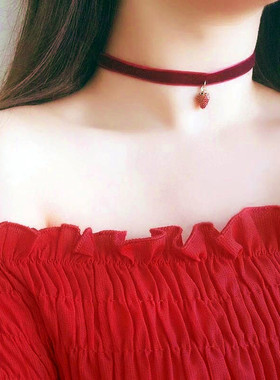 酒红项链复古丝绒带草莓吊坠女