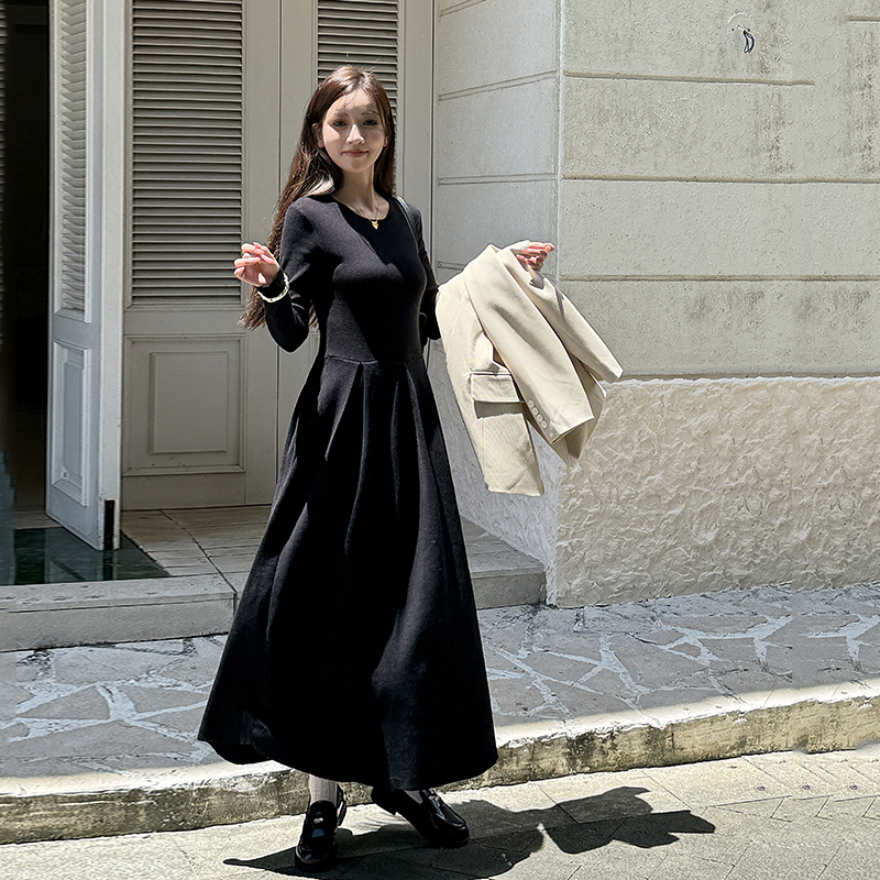 收腰显瘦黑色针织连衣裙