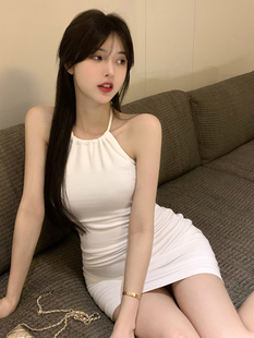 夏季 甜辣纯欲别致显瘦吊带连衣裙2024收腰挂脖紧身辣妹包臀裙 女装