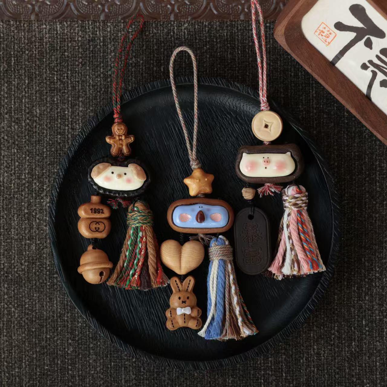 沉香黑檀芭比檀卡通动物手机挂链搭配沉香暴富牌黄杨木钱币 DM970