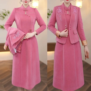 冬季新中式风粉色刺绣外套+连衣裙女士立领盘扣两件套高档礼服裙