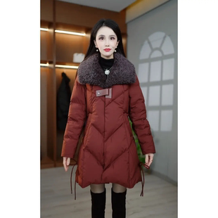 2025新款羊羔毛领羽绒服女中长款酒红色保暖显瘦外套