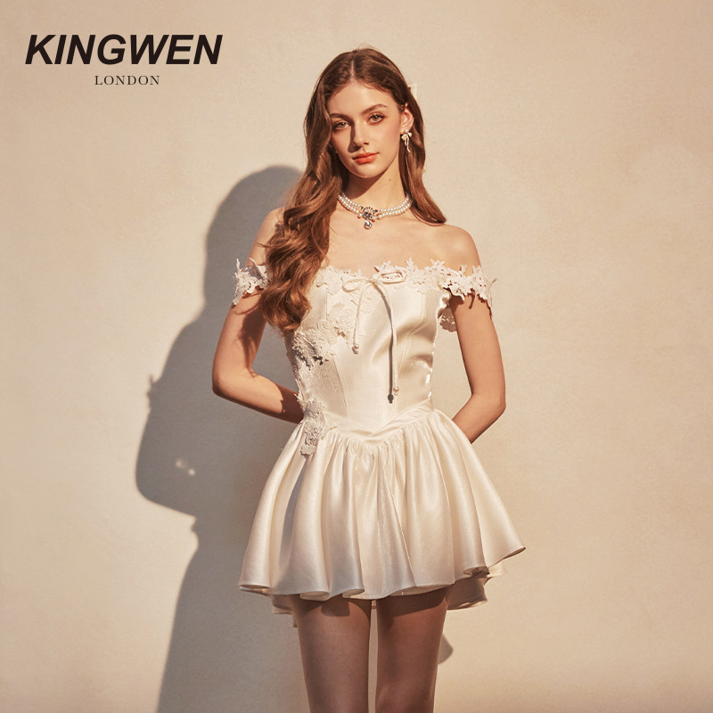 【明星同款】KINGWEN25年夏季白色抹胸蕾丝吊带一字肩度假连衣裙