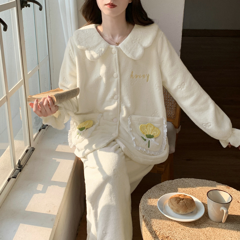 喔密哒冬季新品娃娃领甜美开衫加厚保暖珊瑚绒睡衣女士卡通家居服