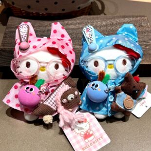 日本正版HelloKitty毛绒挂件可爱雨衣款包包钥匙扣送女生生日礼物