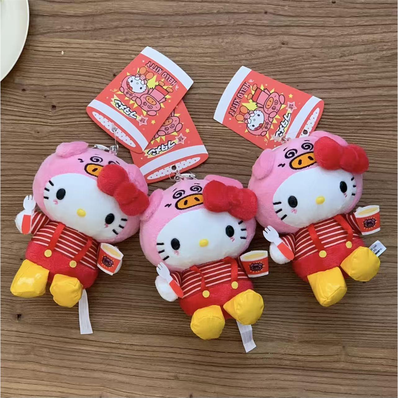 日本新款猪猪面条联名kitty 包包挂件毛绒公仔玩具钥匙扣kt包挂饰