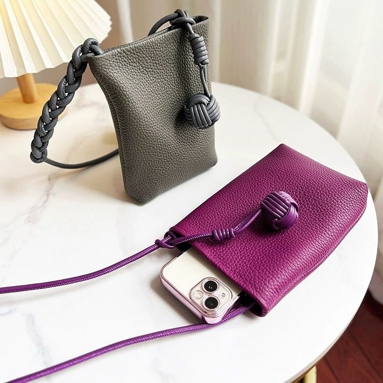 真皮手机包女斜挎小包2025新款编织球竖款软牛皮包迷你散步小包包