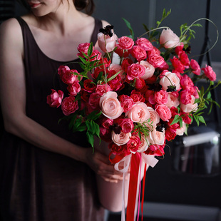 玫瑰花束混搭送朋友生日冰淇淋花桶花盒上海鲜花速递同城思南香山