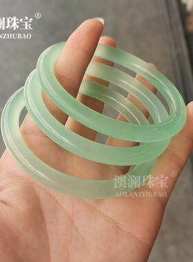 本命年圆条冰种石英岩玉镯子淡果绿色玉石手镯礼物