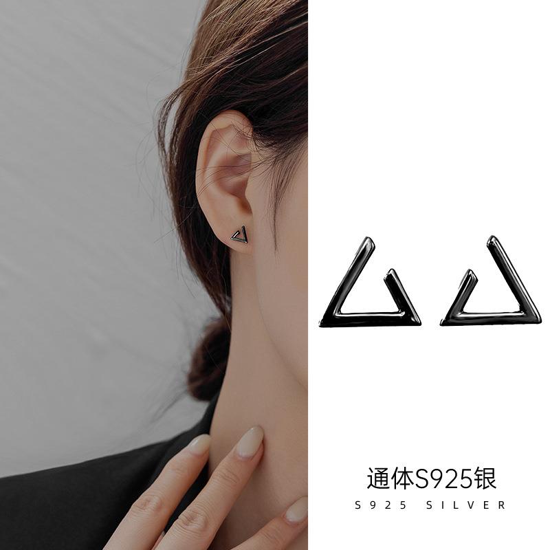 本命年S925银几何黑色三角形耳钉女简约个性嘻哈男女时尚日常耳饰
