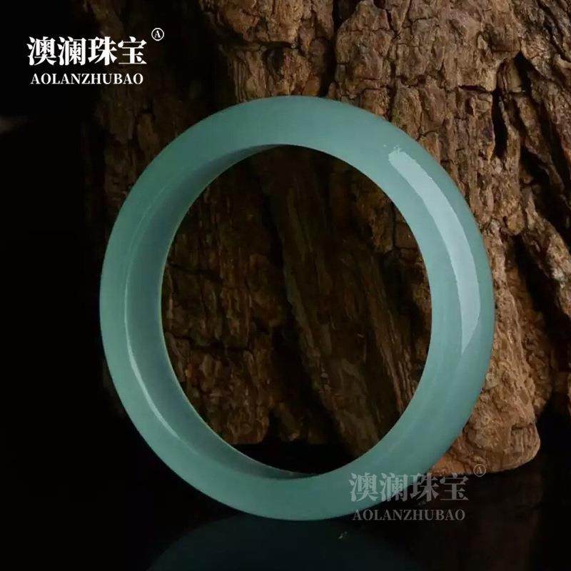 本命年翡翠色石英岩玉镯淡绿色玉镯子冰种玉石石英岩手镯礼物