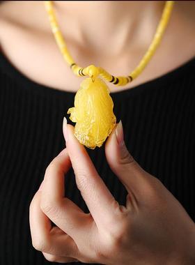 本命年老蜜蜡鸡油黄白菜吊坠水滴无事牌琥珀吊坠毛衣链礼物