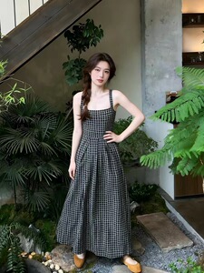25韩国东大门初夏独特漂亮小裙子法式高腰黑白格纹吊带连衣裙穿搭