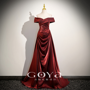 新娘酒红色敬酒服2025新款 订婚年会一字肩晚礼服小拖尾轻奢高级感