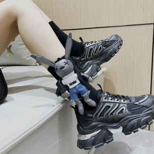 新款个性女款袜子小众设计立体小兔玩偶可爱网红风中筒袜春秋棉袜