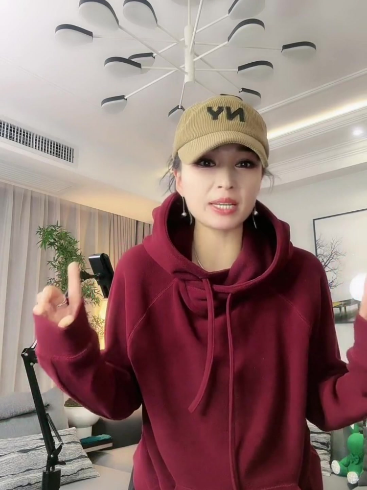 가을과 겨울 새로운 스타일의 느슨한 조임 끈이 두껍고 따뜻하고 아름다운 내부 스타일의 까마귀 유행 여성을위한 후드 티셔츠