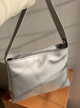 韩国代购小众mucu and ebony银色字母亮面单肩腋下手提包大号