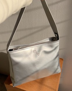 ebony银色字母亮面单肩腋下手提包大号 and 韩国代购 小众mucu