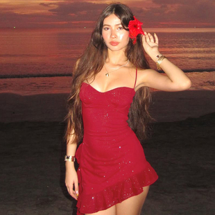 度假风时尚亮晶晶荷叶边不规则吊带连衣裙辣妹时尚出片亮片短裙女