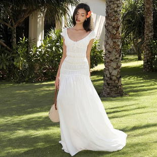 白色度假风V领褶皱一字肩连衣裙新疆穿搭收腰显瘦高级感出片长裙